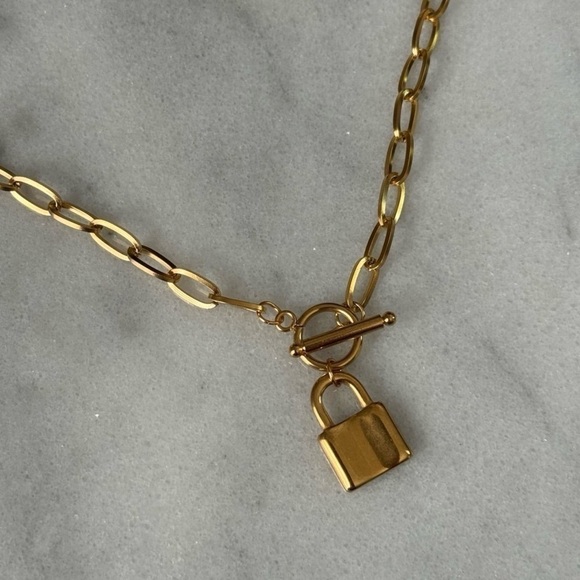 Gold Chain Link Lock Pendant Necklace
Brand New - Picture 4 of 4